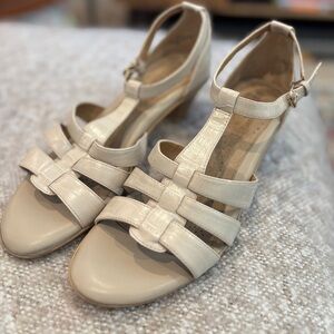 Softspots Cream Women's Comfort Sandals. Size 8.5